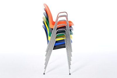 Kunststoffstühle in verschiedenen Farben